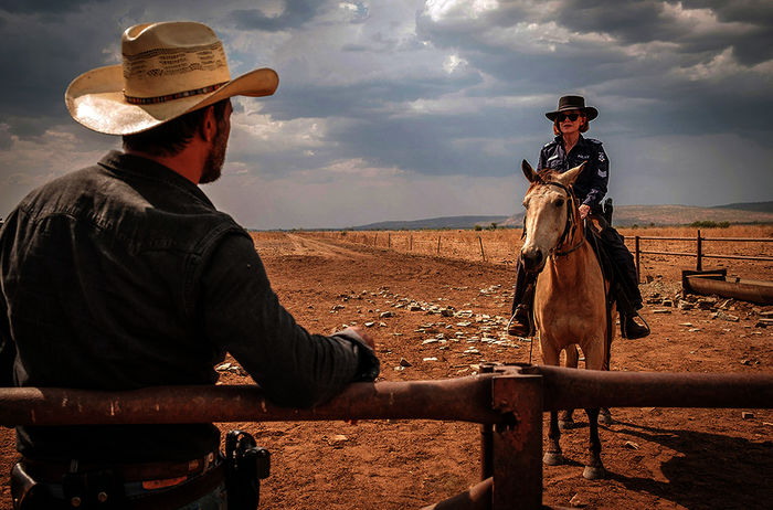 Sheriff Emma James (Judy Davis) trifft auf Detective Jay Swan (Aaron Pedersen). Bild: Sender / ZDF / John Platt 