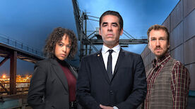 Der Besch&uuml;tzer - Wissen, das t&ouml;tet: Jan Sch&auml;fer (Tobias Oertel, Mitte) mit seiner Kollegin Ilka Freuding (Paula Essam) und die Schutzperson Eduard Raabe (Jan Krauter). Bild: Sender / ARD Degeto Film / Boris Laewen / Composing: Ute Hintersdorf