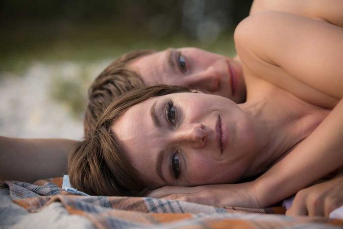 Eine Liebe, die nicht sein darf: Unverhofft kommen sich der 18-j&auml;hrige Christian (Jonas Nay) und seine neue Englischlehrerin Stella Petersen (Julia Koschitz) heimlich n&auml;her und entdecken eine Anziehung zueinander, deren Intensit&auml;t beide &uuml;berw&auml;ltigt. Bild: Sender / ZDF / Hannes Hubach