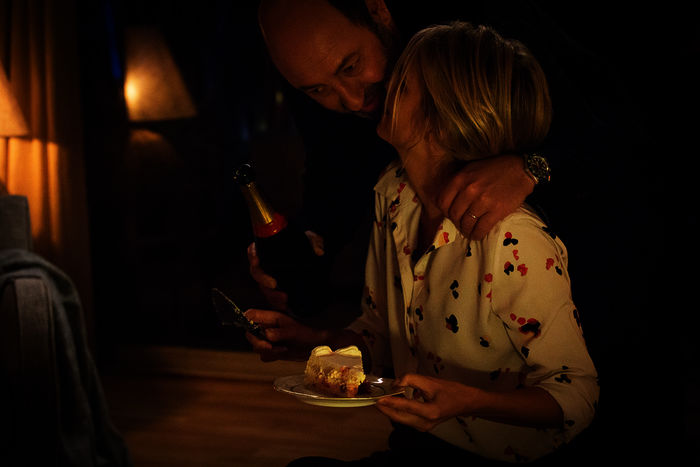 Stiller Verdacht: W&auml;hrend Alices Geburtstagsfeier vergessen Thomas Kertez (Kad Merad) und seine Frau (Laurence Arn&eacute;) kurz die Herausforderungen der letzten Tage.Bild: Sender / ZDF / Elo&iuml;se Legay,