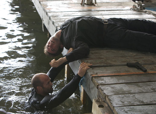 Gef&uuml;hllos, pr&auml;zise und schnell: Arthur Bishop (Jason Statham, l.) verrichtet seine Arbeit als Auftragskiller mit der mechanischen Pr&auml;zision einer T&ouml;tungsmaschine, was ihm deshalb auch den Beinamen The Mechanic eingebracht hat ...
Bild: Sender