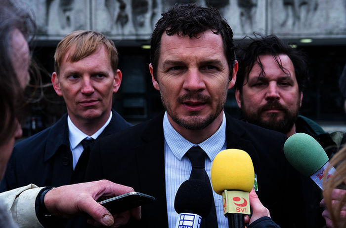 Alex Schwarz (Felix Klare) verdankt den Freispruch seinem Anwalt Stefan Vogt (Christoph Glaubacker) und seinem Bruder Daniel (Sascha Alexander Geršak), der immer an seine Unschuld geglaubt hat. Bild: Sender / ARD Degeto / Christine Schr&ouml;der