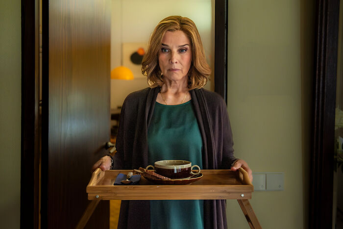 In fremden H&auml;nden: Karola (D&eacute;sir&eacute;e Nosbusch) hat sich im Haus des Witwers Wolfgang eingenistet und versorgt ihn scheinbar f&uuml;rsorglich. Bild: Sender / ORF / ZDF / Susanne Bernhard