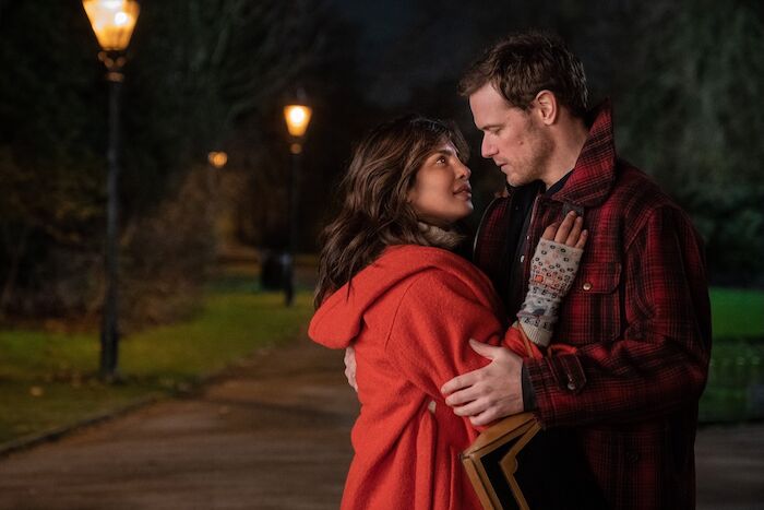 Love Again - Zweite Chance für die Liebe: Sam Heughan (Rob Burns), Priyanka Chopra Jonas (Mira Ray). Bild: Sender / Warner Bros. Pictures / CTMG / Giles Keyte.