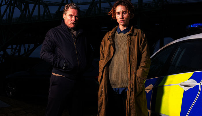 Ein gegens&auml;tzliches Ermittler-Duo: der bed&auml;chtige Polizeichef Caleb Hale (Dirk Borchardt) und die ungeduldige Scotland-Yard-Beamtin Kate (Peri Baumeister). Bild: Sender / ARD Degeto / UFA Fiction / Gary Moyes