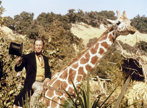 Dr. John Dolittle (Rex Harrison) hat diese Giraffe &uuml;berredet, ihn ein St&uuml;ck mitzunehmen ... Bild: Sender / &copy; 20th Century Fox Film Corporation