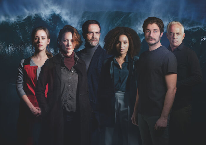 Survivors: Marta (Camilla Semino Favro), Anita (Pia Lanciotti), Stefano (Fausto Sciarappa), Sylvie (St&eacute;fi Celma), Luca (Lino Guanciale), Frank (Florian Fitz). Bild: Sender / ZDF / Nicolaj Pennestri / [M] FeedMee. 