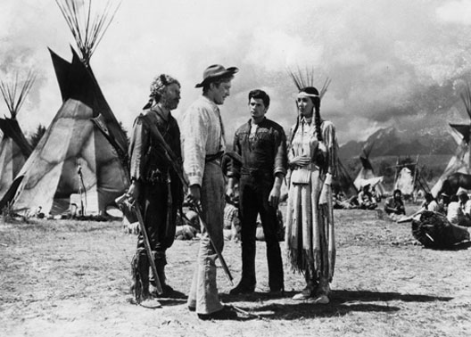 Jim (Kirk Douglas, 2.v.l.) und seine Freunde Zeb (Arthur Hunnicutt, li.) und Boone (Dewey Martin, 2.v.r.) begleiten die Indianierin Teal Eye (Elizabeth Threatt, re.) in ihr Heimatdorf. Bild: Sender