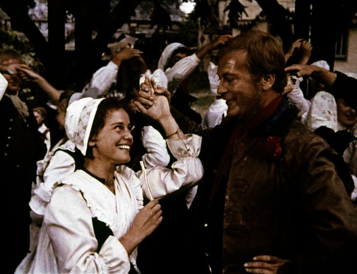 Hannes B&uuml;ckler (Curd J&uuml;rgens), im Volksmund "Schinderhannes" genannt, entdeckt die sch&ouml;ne S&auml;ngerin Julchen (Maria Schell) und verliebt sich sofort.  Bild: Sender