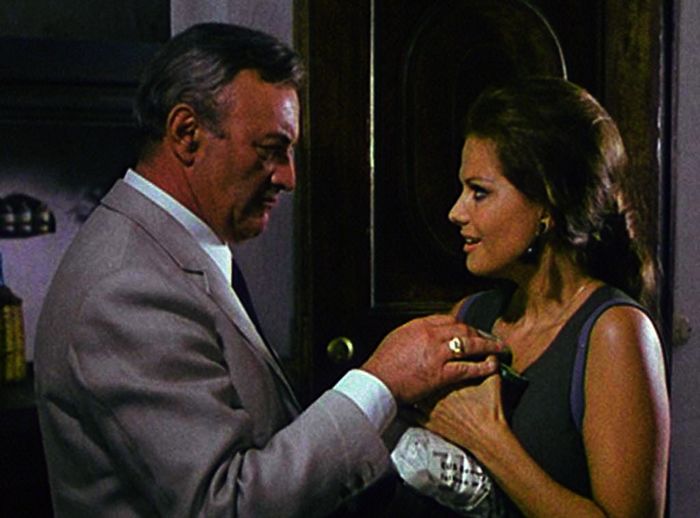 Don Mariano (Lee J. Cobb), einflussreicher Grundbesitzer im sizilianischen Fiori, sch&uuml;chtert die junge Frau Rosa (Claudia Cardinale), deren Mann spurlos verschwunden ist, skrupellos ein. Bild: Sender / ARD Degeto / MDR