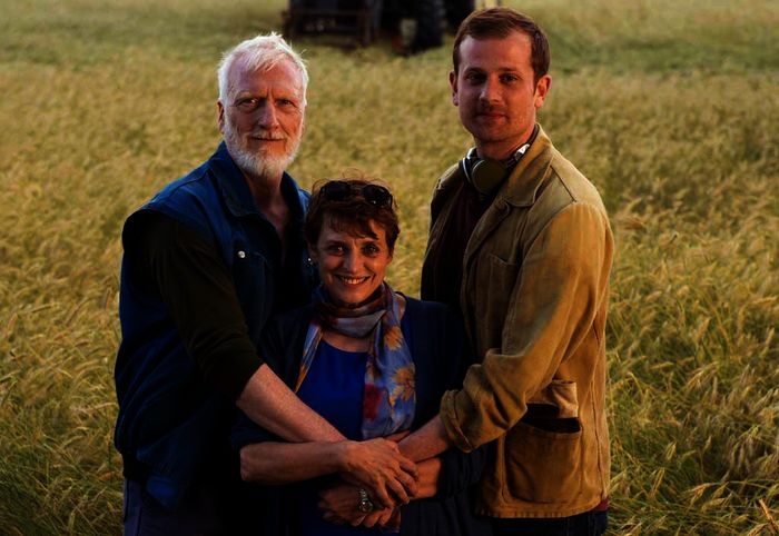 Drei mecklenburgische Nordlichter: Bauer Johannes Becker (Ernst St&ouml;tzner) mit Sohn Felix (Christoph Schechinger) und Exfrau Katrin (Katharina Thalbach). Bild: Sender / ARD Degeto / Thorsten Jander