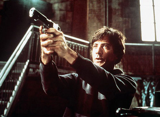 Um zu &uuml;berleben, muss auch der friedliche Student Babe (Dustin Hoffman) zur Waffe greifen. Bild: Sender