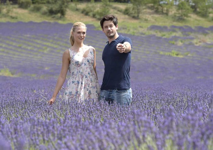 Charlotte Conrad (Julie Engelbrecht, l.) und Andr&eacute; (Bruno Bruni, r.) sind immer wieder fasziniert von der sch&ouml;nen Umgebung und ihren gemeinsamen Kindheitserinnerungen. Bild: Sender / ZDF / 