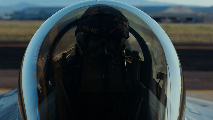 High-Flyers: Rutger de Man (Josha Stradowski ) hat es geschafft: Er fliegt den legend&auml;ren Kampfjet "F16". Bild: Sender / ZDF und BetaFilm. 