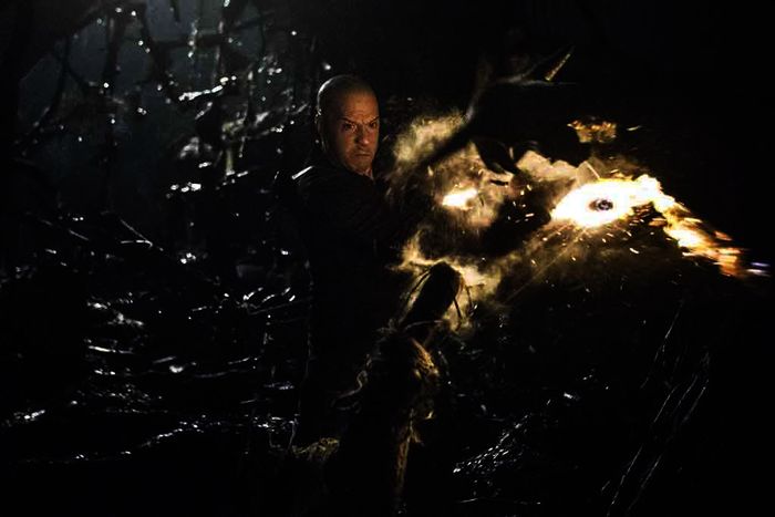Kaulder (Vin Diesel) k&auml;mpft gegen das wachsende Heer der b&ouml;sartigen Hexenk&ouml;nigin, um diese endg&uuml;ltig zu besiegen. Bild: Sender / MG RTL D / &copy; 2015 Concorde Filmverleih GmbH