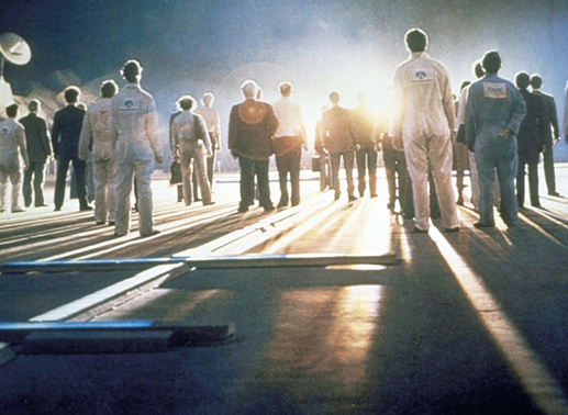 Gegen den Willen von Jammer (John Bedford Lloyd, l.), Hippy (Todd Graff, M.), Lindsey (Mary Elizabeth Mastrantonio, 2.v.r.) und One Night (Kimberly Scott, r.) will Brigman (Ed Harris, 2.v.l.) alleine in die Tiefen des gnadenlosen Meeres steigen ... Bild: Sender