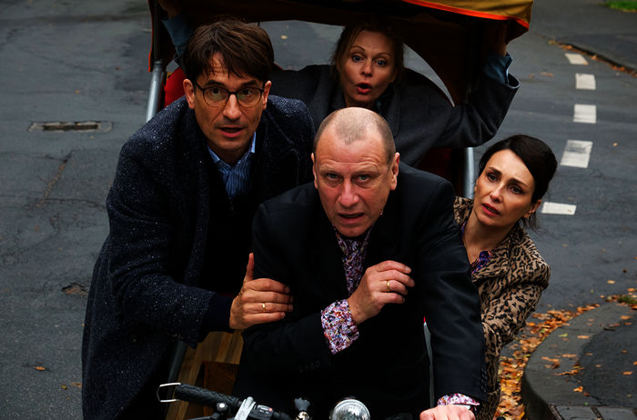 Viktor (Jevgenij Sitochin) mit Bernd (Oliver Mommsen), Daniela Weigel (Susanna Simon,) und Svetlana Galkin (Katerina Medvedeva) auf der Fahrrad-Rikscha. Bild: Sender / ARD Degeto / Mona Film / Tivoli Film / Petro Domenigg