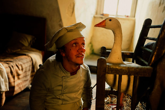 Zwerg Nase: Zwerg Nase (Mick Mehnert) und die Gans Mimi werden wahre Freunde in der Not. Bild: Sender / ZDF / Jan Hromadko.