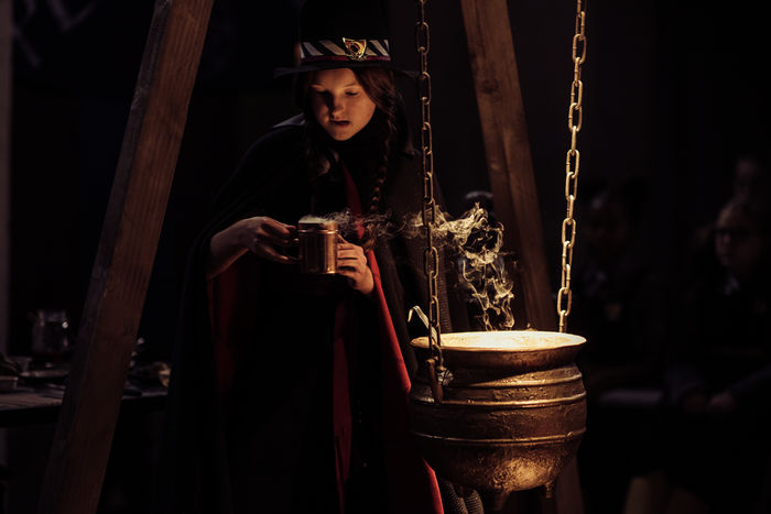 "Eine lausige Hexe - Der Zauber-Wettstreit": Mildred (Bella Ramsey) h&auml;lt ganz konzentriert eine dampfende Tasse in ihren H&auml;nden. Bild: Sender/James Stack