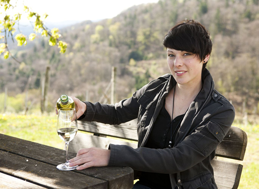 Stefanie (24) &ndash; die fesche Winzerin aus der  Steiermark &ndash; betreibt eine eigene Buschenschank und bewirtschaftet ein Weinbaugebiet und Wald. Sie wohnt noch bei ihren Eltern, ist im Jungwinzerinnen-Kalender 2012 abgebildet und sucht einen sportlichen Mann, der spontan ist wie sie. Bild: Sender
