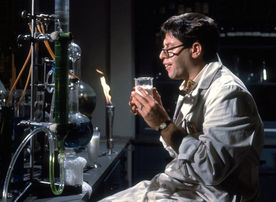 Chemieprofessor Kelp (Jerry Lewis) mit dem von ihm entwickeltem Zauberelixir. Bild: Sender
