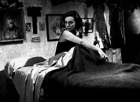 In der H&ouml;hle des L&ouml;wen? C&egrave;lestine (Jeanne Moreau) wartet im Bett auf Joseph, den sie f&uuml;r einen M&ouml;rder h&auml;lt. Bild: Sender/Studiocanal