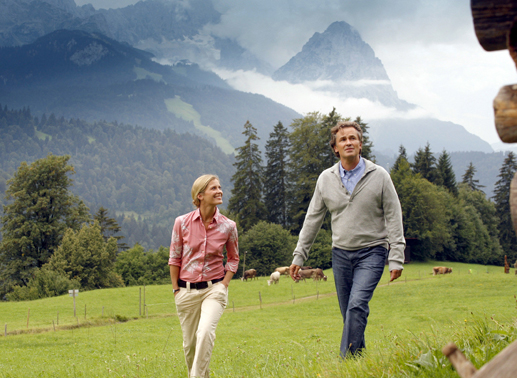Karl (Timothy Peach) und seine Frau Christa (Valerie Niehaus) lernen das Landleben zu sch&auml;tzen. Bild: Sender