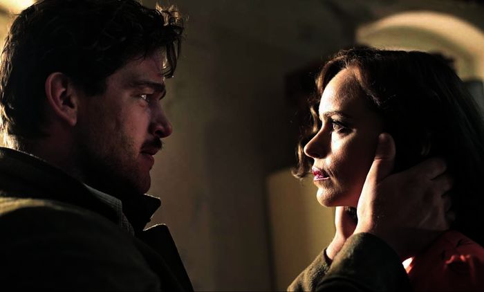 Johnny (Ronald Zehrfeld) ver&auml;ndert Nellys (Nina Hoss) Erscheinungsbild: Als Vorbild dienen ihm die Erinnerungen an seine totgeglaubte Frau. Bild: Sender / BR / Schramm Film / Christian Schulz