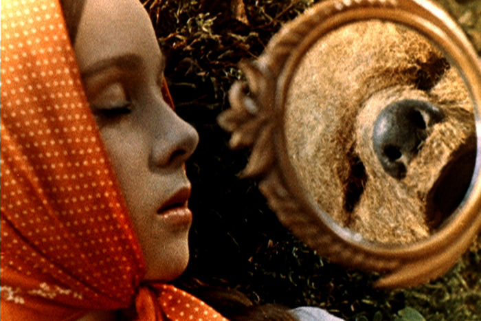 Eines Tages begegnet Nastjenka (Natalja Sedysch) im Wald dem eitlen Iwan, der eine B&auml;renmutter t&ouml;ten will. Bild: Sender/ Gorki Studio