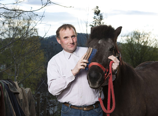 Erwin (42) &ndash; der sch&uuml;chterne Pferdefreund aus der Steiermark &ndash; ist Nebenerwerbsbauer und arbeitet im Pferdestall, den seine Schwester f&uuml;hrt, mit. Der gelernte Maurer ist schon immer Single. Die Frau f&uuml;rs Leben sollte kinderlieb sein, da er eine Familie gr&uuml;nden m&ouml;chte. Bild: Sender
