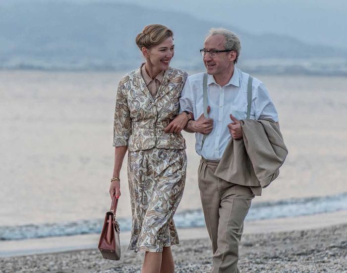 In Israel trifft sich Fritz Bauer (Ulrich Noethen) mit seiner Frau Margarethe (Andrea Vagn Jensen), die er im dänischen Exil geheiratet hat. Die beiden leben getrennt und haben ein sehr freundschaftliches Verhältnis zueinander. Bild: Sender / UFA FICTION / Hardy Brackmann