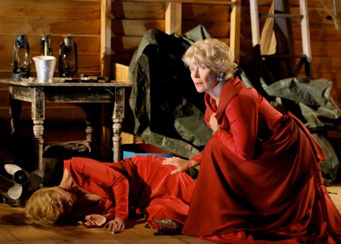 Ines Kupfer (Christiane Hörbiger) findet die Leiche der eifersüchtigen Nora Regener (Verena Peter). Bild: Sender / Boris Guderjahn