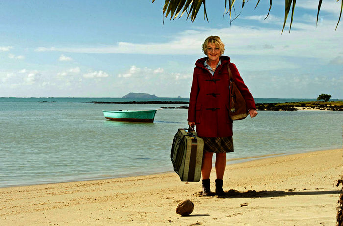 Henriette Höfner (Saskia Vester) sucht ihr Glück als Kindermädchen in Mauritius. Bild: Sender / ARD Degeto / Jorinde Gersina