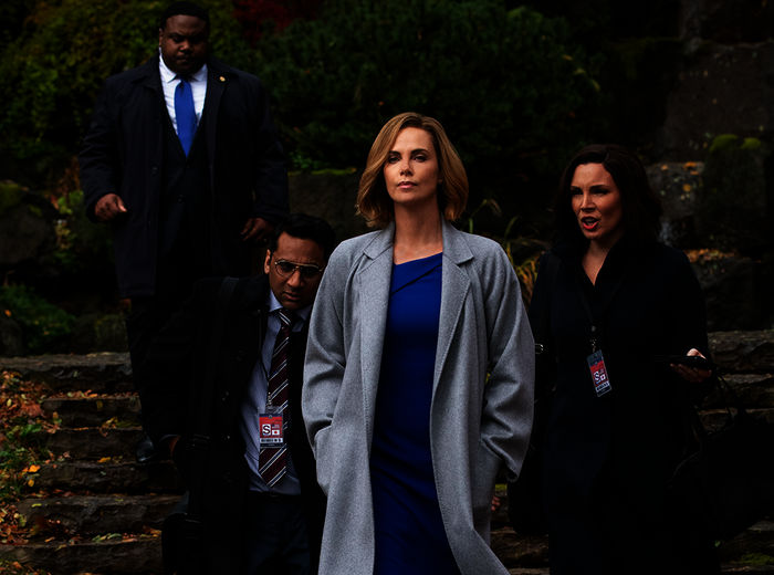 Long Shot - Unwahrscheinlich, aber nicht unm&ouml;glich: ristan D. Lalla (Agent M), Ravi Patel (Tom), Charlize Theron (Charlotte Field), June Diane Raphael (Maggie Millikin). Bild: Sender / ORF / Pro7 / STUDIOCANAL / Philippe Bosse