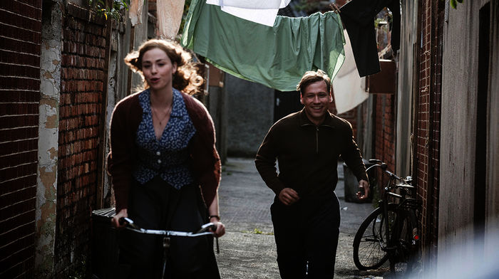 Trautmann: Trautmann (David Kross) m&ouml;chte Margaret (Freya Mavor) f&uuml;r sich gewinnen. Bild: Sender / ARD Degeto / Lieblingsfilm / Zephyr Films / British Film / Adrian Monaghan