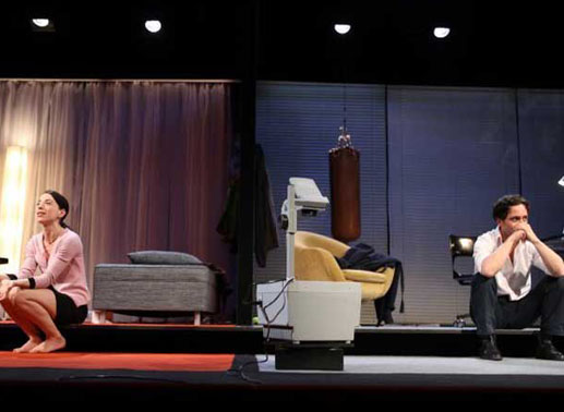 Aus der Email-Beziehung zwischen Emi (Ruth Brauer-Kvam) und Leo (Alexander Pschill) nach dem Bestseller von Daniel Glattauer entsteht ein B&uuml;hnenduell zwischen zwei Liebenden. Bild: ORF/Theater in der Josefstadt/Moritz Schell