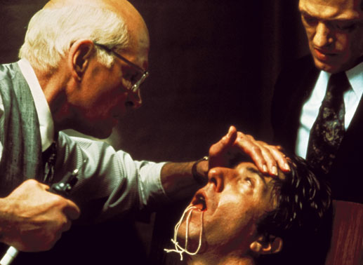 "Mund auf, bitte": KZ-Zahnarzt Szell (Laurence Olivier, li.) z&uuml;ckt den Bohrer und Babe (Dustin Hoffman, re.) soll auspacken - er wei&szlig; nur nicht, was. Bild: Sender