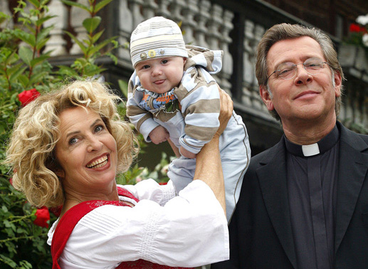 Pfarrer Steffensen (Jan Fedder) und seine Haushälterin Sophie (Michaela May) würden ihr Findelkind Emil (Maximilian & Manuel Reinthaler) am liebsten gar nicht mehr hergeben.
Bild: Sender