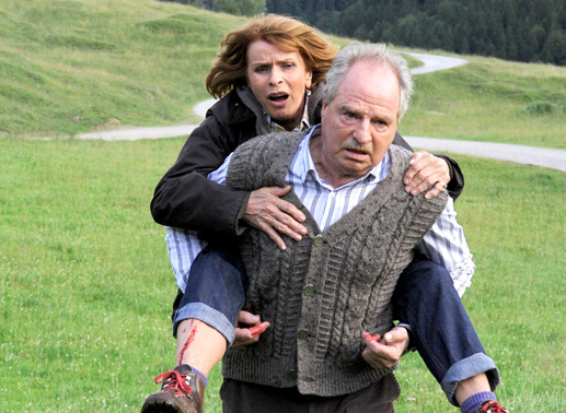 Nach einem gef&auml;hrlichen Sturz bringt Bernhard (Friedrich von Thun) seine Claire (Senta Berger) heldenhaft in Sicherheit. Bild: Sender