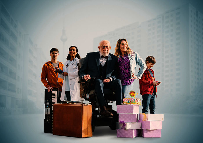 Mein Freund, das Ekel - die Serie: Murat (Julius Gabriel G&ouml;ze), Afia (Latisha Kohrs), Olaf Hintz (Dieter Hallervorden), Trixie Kuntze (Alwara H&ouml;fels), Sean (Lior Kudrjawizki). Bild: Sender /  ZDF und [F] Conny Klein / [M] Mathias Nickel. 