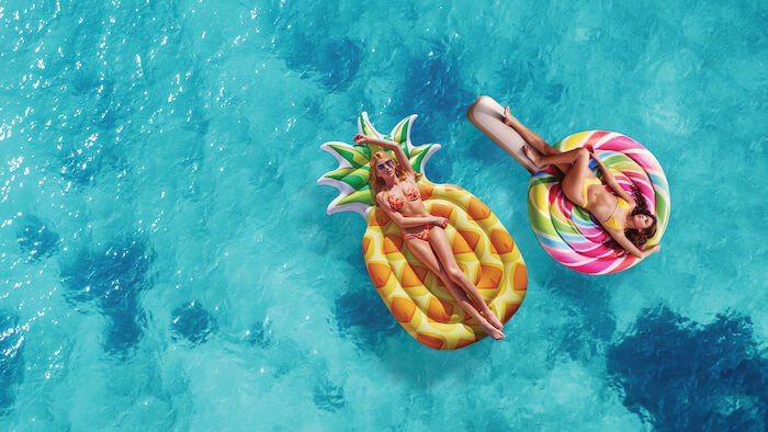 Sugar: Chloe (Katherine McNamara), Melanie (Jasmine Sky Sarin). Bild: Sender / ZDF / Connect3 Sugar Productions Inc.. 