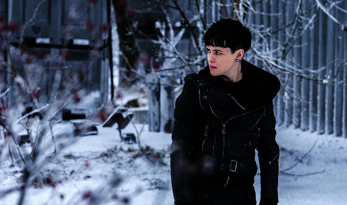 Verschw&ouml;rung: Lisbeth Salander (Claire Foy) zieht sich in ihren Unterschlupf in einer verlassenen Radarstation zur&uuml;ck. Bild: Sender / ZDF / Reiner Bajo