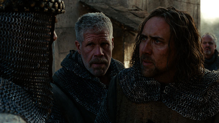 Europa im 14. Jahrhundert: die Pest w&uuml;tet und die gnadenlose Jagd auf Hexen hat begonnen. Nach jahrelangen Kreuzz&uuml;gen kehren die Tempelritter Behmen (Nicolas Cage) und Felson (Ron Perlman) entkr&auml;ftet, desillusioniert und des K&auml;mpfens m&uuml;de zur&uuml;ck.. Bild: Sender