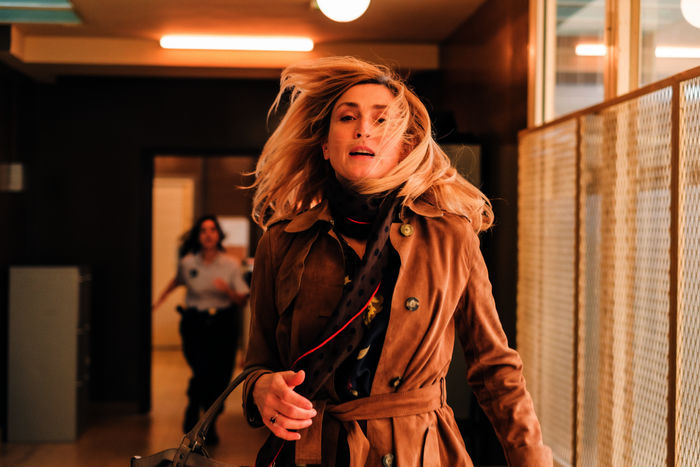 The Perfect Mother: H&eacute;l&egrave;ne (Julie Gayet) eilt durch das Polizeirevier, um zu ihrer verhafteten Tochter Anya zu gelangen. Bild: Sender /  ZDF / Julien Cauvin.