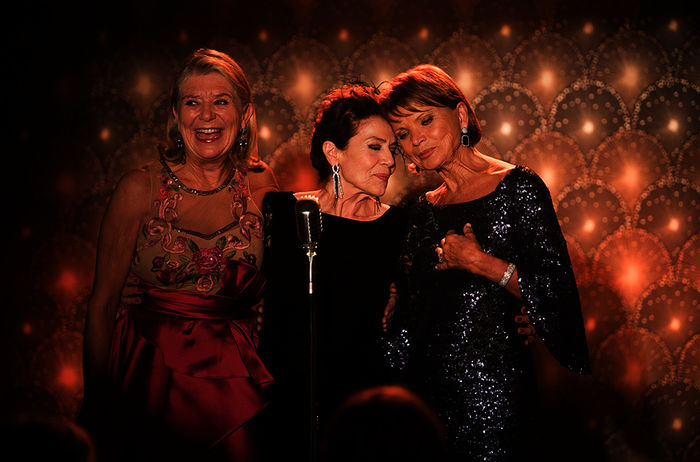 Die drei Freundinnen Helga (Jutta Speidel), Kiki (Hannelore Elsner) und Marie (Uschi Glas) eröffnen gemeinsam ein Tanzcafé. Dies gibt dem zerstritten Trio neue Energie und den Glauben an die Liebe zurück. Bild: Sender / ARD Degeto / Laurent Trümper