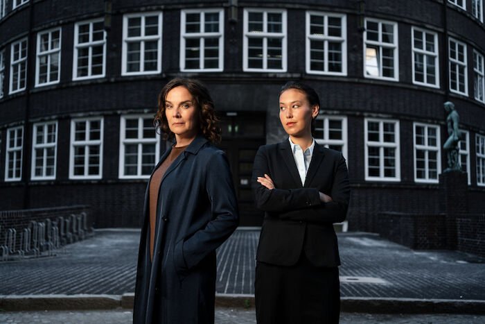 Conti: Rechtsanw&auml;ltin Anna Conti (D&eacute;sir&eacute;e Nosbusch) und Staatsanw&auml;ltin Henry Mahn (Malaya Stern Takeda). Bild: Sender / ZDF / Georges Pauly