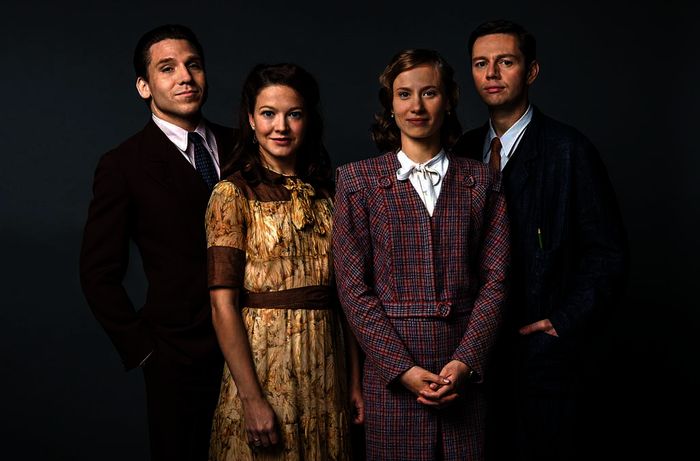 Hanno Koffler als Rudi Dassler, Hannah Herzsprung als Friedl Dassler, Alina Levshin als K&auml;the Dassler und Christian Friedel als Adi Dassler. Bild: Sender / ARD Degeto / Philip Peschlow