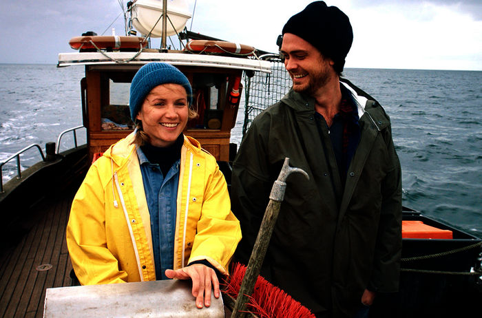 Marie (Cornelia Gr&ouml;schel) und Alex (Sebastian Fr&auml;sdorf) auf dem Fischkutter. Bild: Sender /  ARD Degeto / Harald Cremer/