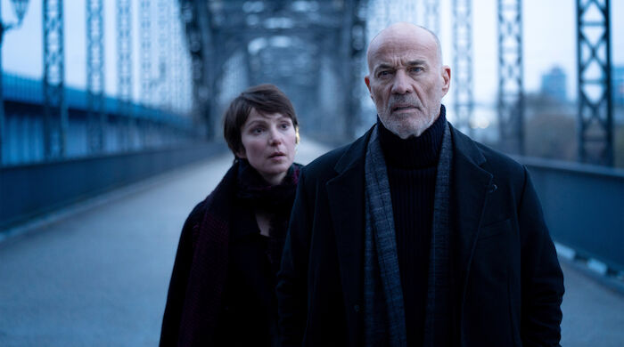 Hagen Benz: Der ausgeschiedene Ex-Kommissar Hagen Benz (Heiner Lauterbach) mischt sich in den Fall der taffen Chefermittlerin Elena Weber (Julia Koschitz) ein. Bild: Sender / ARD Degeto Film / filmpool fiction GmbH / Christine Schroeder