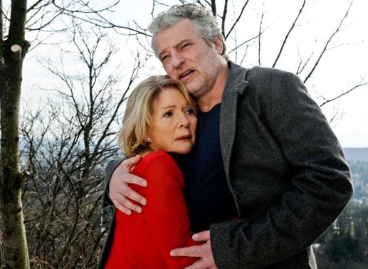 Agnes (Christiane H&ouml;rbiger ) f&uuml;hrt mit ihrem wesentlich j&uuml;ngeren Mann Leo (Filip Peeters) ein renommiertes Wiener Schmuckgesch&auml;ft und scheint auch privat das Gl&uuml;ck gepachtet zu haben. Bild: Sender
